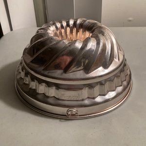 Nevco Hong Kong Vintage Pink Copper-tone tube cake pan